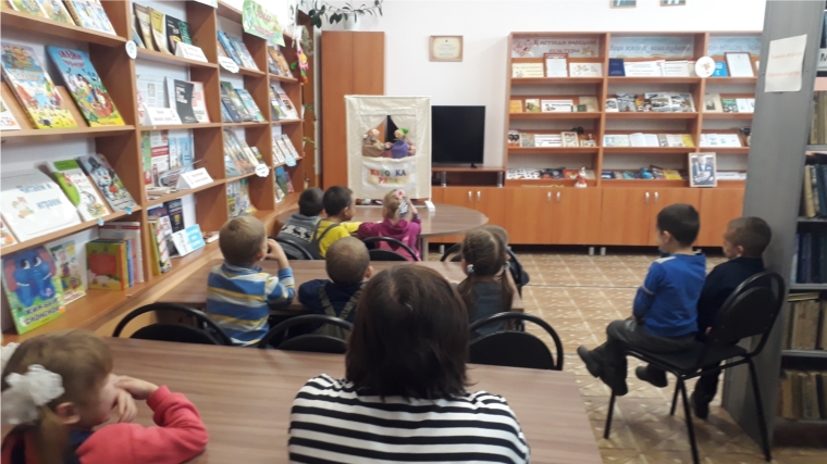 В Большебуяновской библиотеке дошкольникам показали театрализованную постановку по мотивам русской народной сказки «Курочка ряба»