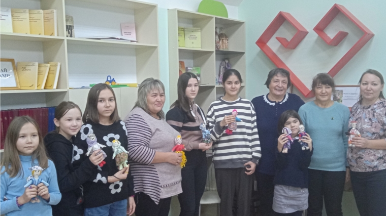 В Аттиковской сельской библиотеке мастер-класс по изготовлению кукол