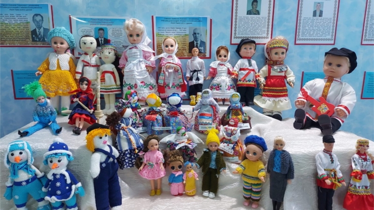 Уникальная выставка кукол открылась в Малотаябинском сельском Доме культуры