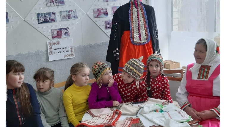 В Шумшевашской сельской библиотеке прошел день вышивки «Чувашская вышивка».