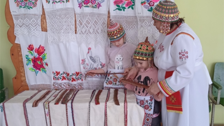 Ко Дню Чувашской вышивки в Ишпарайкинском сельском клубе была организована выставка „Мир Чувашской вышивки”.