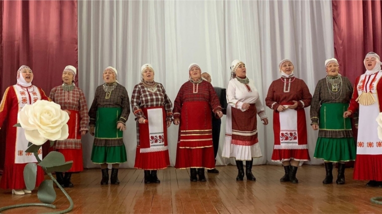 Фольклорный ансамбль «Пинер» на сцене Кошноруйского сельского Дома культуры