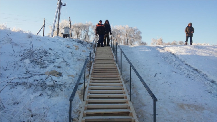 В д. Степное Яниково проведены работы по обустройству лестницы возле висячего моста