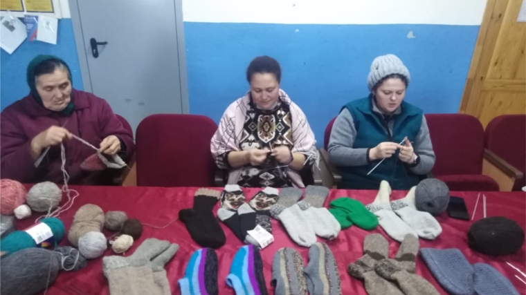Местные мастерицы вяжут носки и варежки для участников спецоперации на Украине.