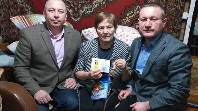 Труженице тыла вручена юбилейная медаль "95-летие образования Батыревского района"