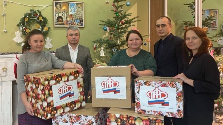 Отделение ПФР по Чувашии передало новогодние подарки тяжелобольным детям