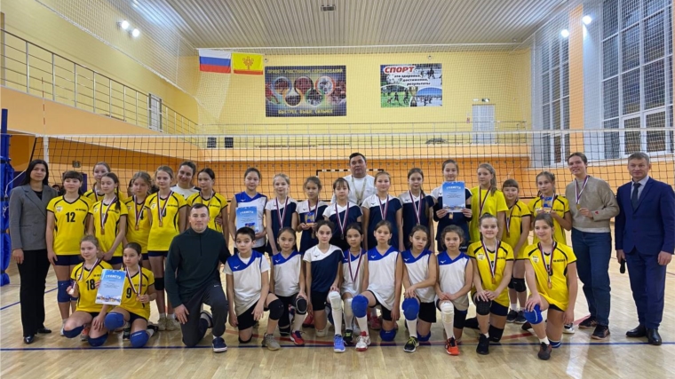 В духе соперничества и дружбы прошел новогодний турнир по волейболу на призы семьи Тепловых