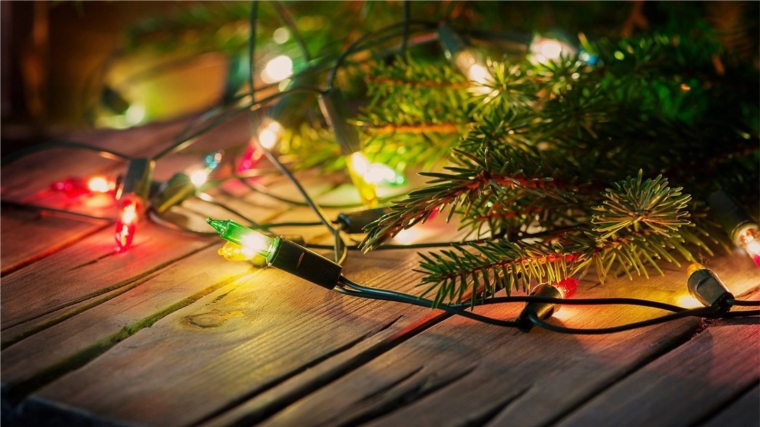 ГКЧС Чувашии о правилах безопасности при украшении новогодней елки электрическими гирляндами