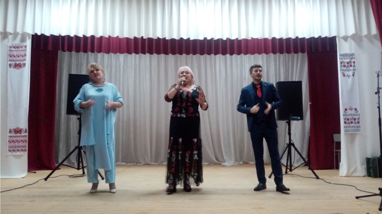 На сцене Малотуванского сельского клуба выступили артисты чувашской эстрады