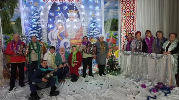 Заведующий Ямашевского СДК поздравила свой фольклорный ансамбль с Наступающим Новым годом!