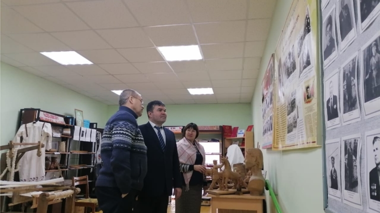 Сегодня глава Аликовского муниципального округа Сергей Николаевич Морозов посетил Ефремкасинскую сельскую библиотеку.