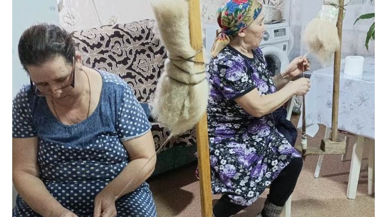 Женщины села Шемалаково для бойцов вяжут шерстяные носки