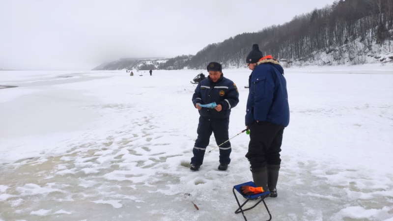 Рыбаки на льду. Толщина льда. Опасный лед. Опасные озера.