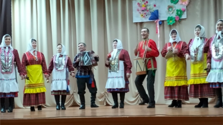 Выступление фольклорного ансамбля "Туслӑх" стала ценным подарком для жителей деревни Сявалкасси