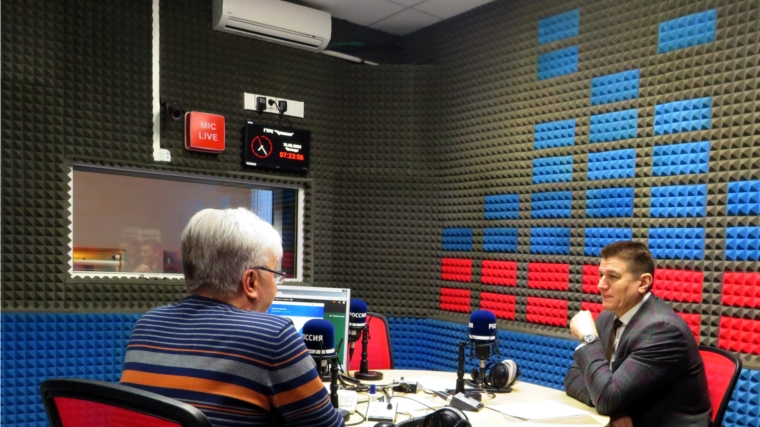 Начальник Чувашского линейного отдела МВД России на транспорте принял участие в радиопрограмме «Открытая студия»