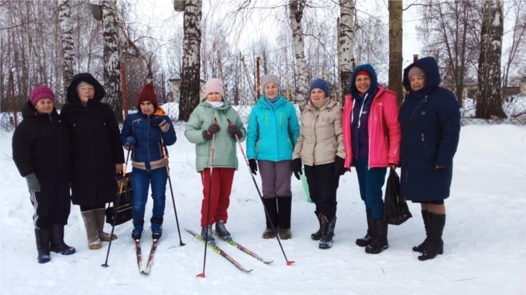 В день Валентина среди женщин и детей провели лыжные гонки.