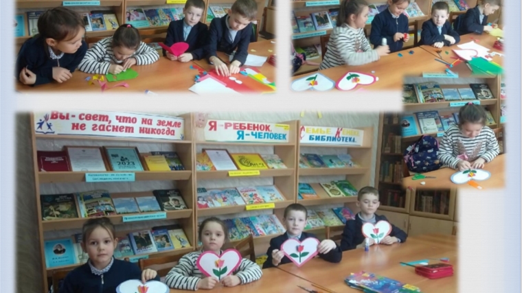 В преддверии Международного женского дня в Большевыльской сельской библиотеке с детьми провели час творчества «Цветы для милых мам».