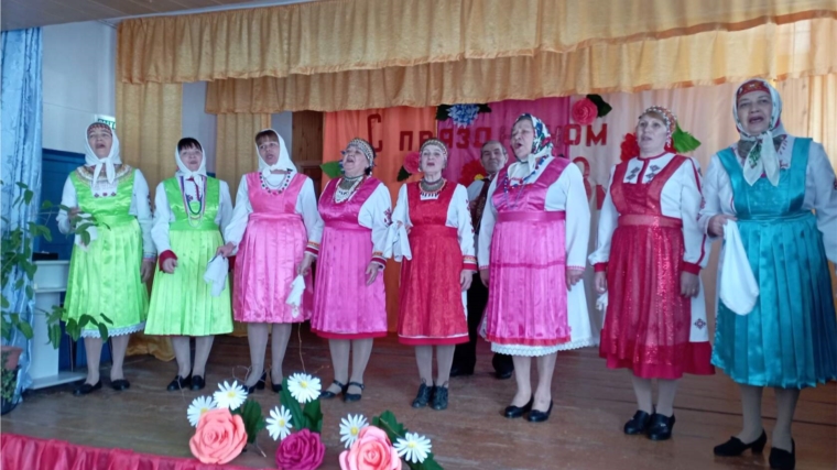 Коллектив фольклорного ансамбля "Чашма" Пуканкасинского сельского клуба поздравил наших милых женщин .