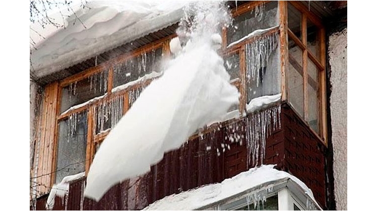 Чем опасны сход снега с крыш домов и падающие сосульки