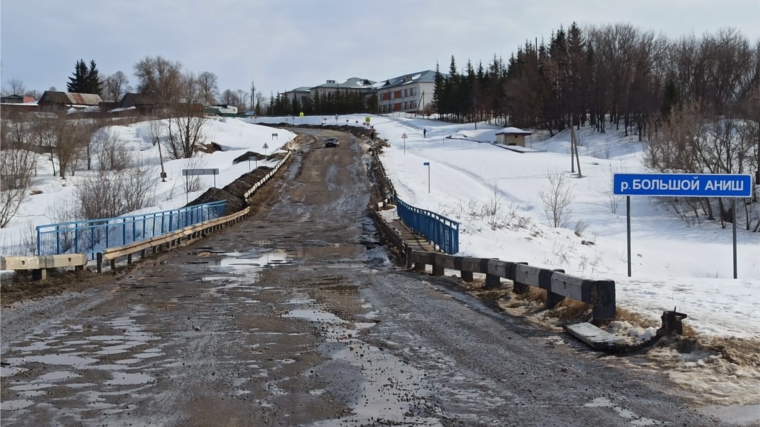 В Мариинско-Посадском районе в рамках национального проекта «Безопасные качественные дороги» продолжаются работы по капитальному ремонту моста через реку Б.Аниш