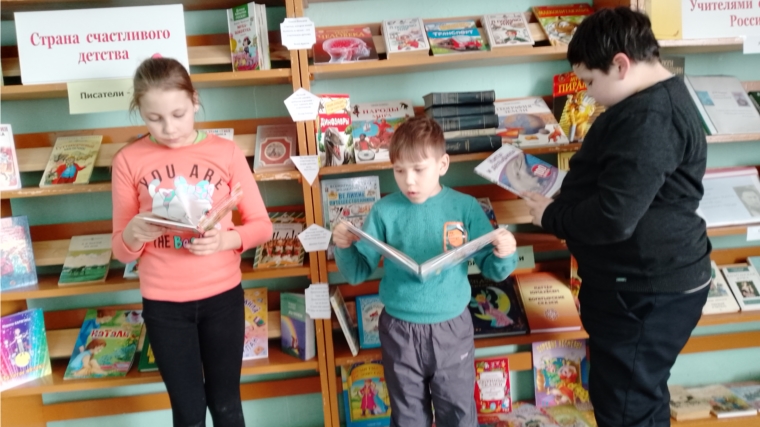 Неделя детской и юношеской книги: Презентация книжно-иллюстративной выставки "Страна счастливого детства" в Полевобуртасской сельской библиотеке