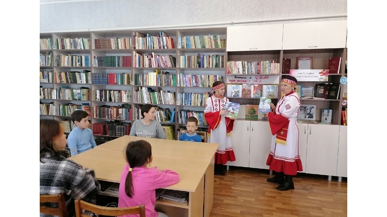 В Ефремкасинской сельской библиотеке провели громкие читки книги «Ула курак тĕнче курма кайни»