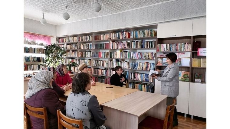 ВЕфремкасинской сельской библиотеке провели вечер воспоминаний «За нами отчий дом. Умра Сӑр чикки – хыҫра тӑван кил»