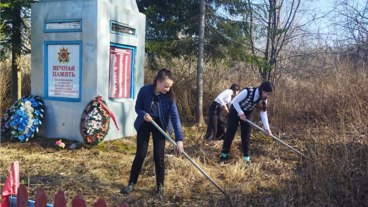 Жителями села Большое Ямашево, сотрудниками Большеямашевской школы и клуба, учениками были проведены весенние субботники по уборке прилегающих к зданиям территорий.