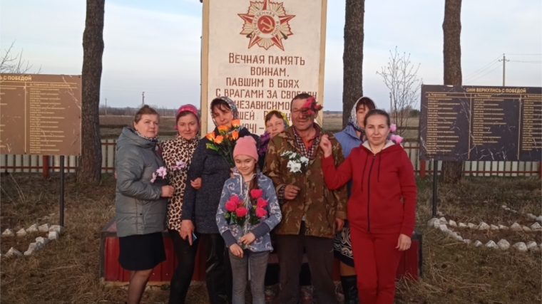 Работники Ишпарайкинского клуба приняли участие в акции "Молодым хранить память"