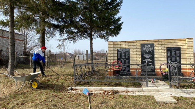 Уборка территории памятника в деревне Малое Карачево