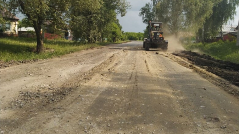 На участке автодороги "Порецкое-Мачкасы" приступили к выполнению ямочного ремонта