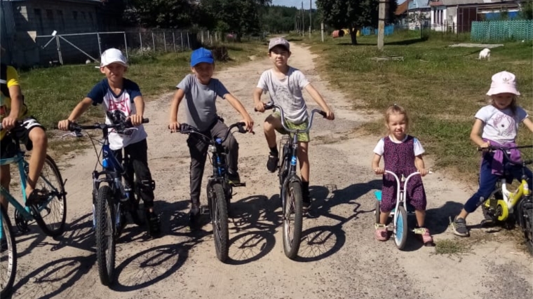 Велосипедным маршем под лозунгом «Вместе весело живём» отметили День защиты детей в Девлизерово.