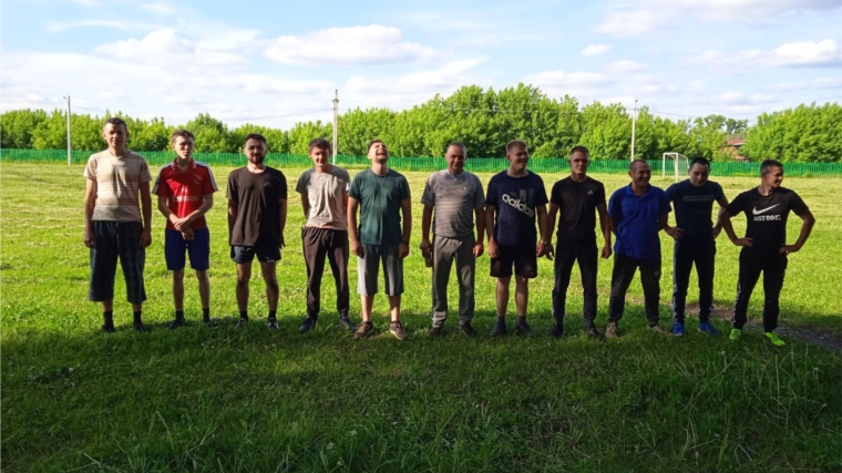 Традиционный футбольный матч среди юношей и ветеранов - жителей д.Старые Чукалы