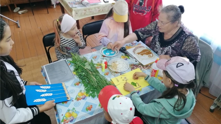 Мастер-класс по изготовлении поделок из круп и семян в Напольнокотякском СДК.