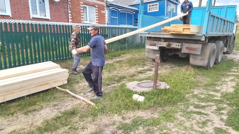 Для ремонта деревянных настилов мостов деревни Тегешево доставили доски и брусья