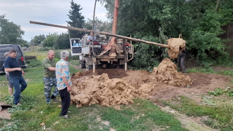 В деревне Тегешево по улице Комсомольская пробурили новый шахтный колодец для резервного водоснабжения