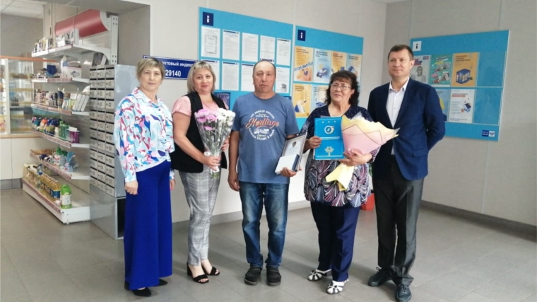 Семье Индюковых, проживающих в селе Комсомольское, вручили памятную медаль «За любовь и верность»