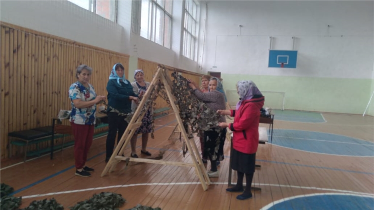 Участницы Старошемуршинского фольклорного коллектива «Тевет» присоединились к акции по плетению маскировочных сетей