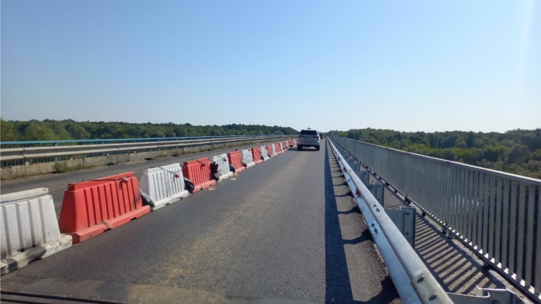 В Алатырском округе продолжается ремонт моста через реку Сура