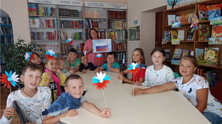 В День Государственного флага Шатьмапосинской сельской библиотеке провели мастер-класс «Цветок триколор»