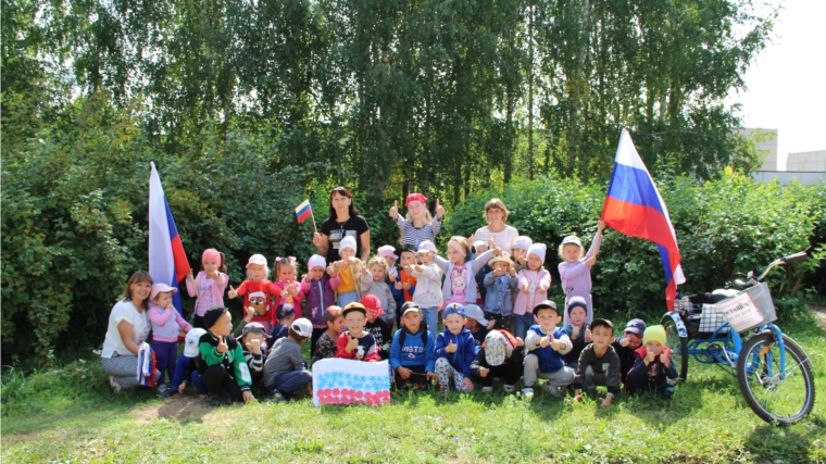 Юные патриоты присоединились к празднованию Дня Государственного флага России