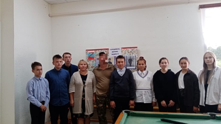 В Ефремкасинском СДК состоялась встреча с участником специальной военной операции на Украине.