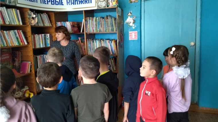 В Юнгинской сельской библиотеке прошла увлекательная экскурсия «Мы рады новым читателям!».