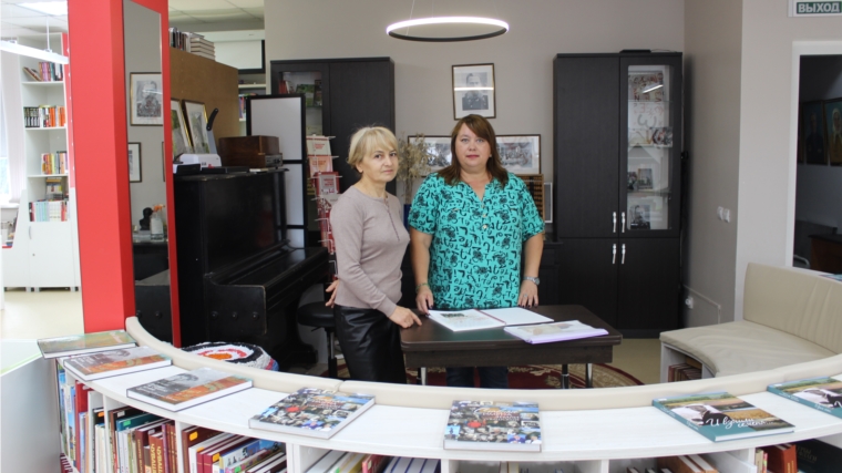 В рамках обмена опытом библиотекарь Светлана Акшарова посетила библиотеку нового поколения