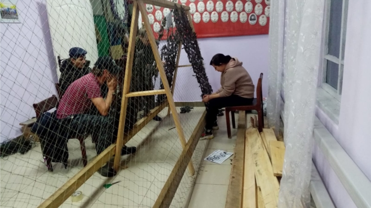 Нижнеабакасинцы плетут маскировочные сети