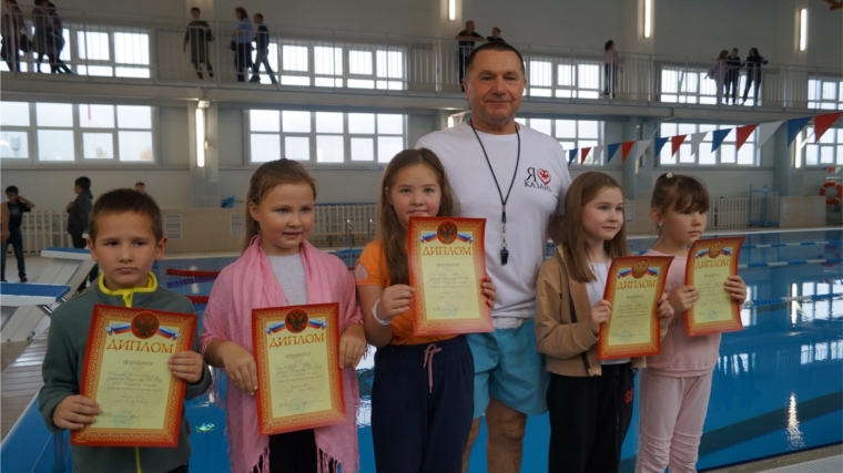 В бассейне спортивной школы «Хелхем» состоялись соревнования по плаванию среди воспитанников учебных групп.