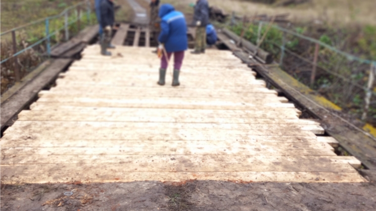 Жители деревни Малые Чаки на простом энтузиазме отремонтировали мост