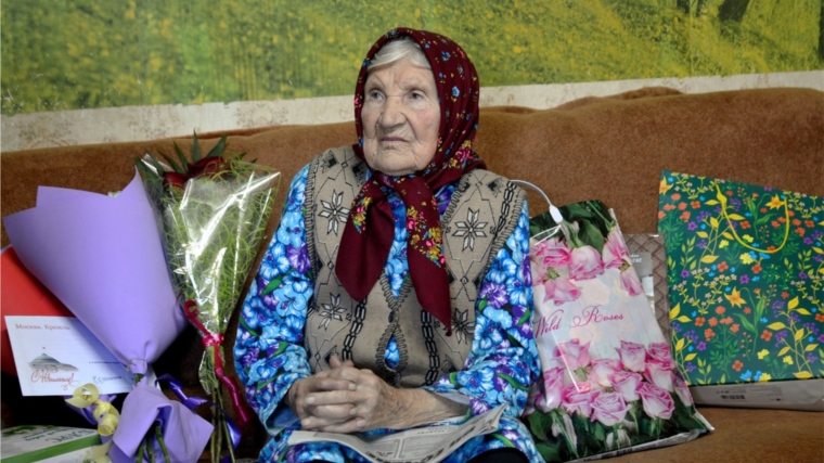 Жительница деревни Тюмерево Чумышева Юлия Ивановна принимает поздравления со 100-летним юбилеем