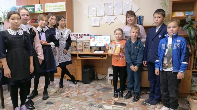 Информационно-познавательный час «Едины мы, и в этом наша сила!» в Асановской сельской библиотеке