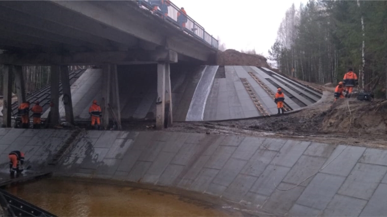 В Ибресинском округе на автодороге «Аниш» продолжаются работы по ремонту моста через реку Киря